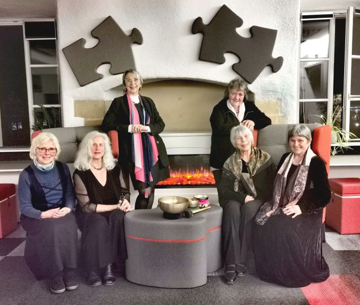 Die Erzählerinnen von links nach rechts: Elisabeth Köhler, Elisabeth von Erdmann , Annette Martin, Christina Schneider, Heidi Andriessens, Reinhilde Ortloff. (Foto: Birgid Röder)